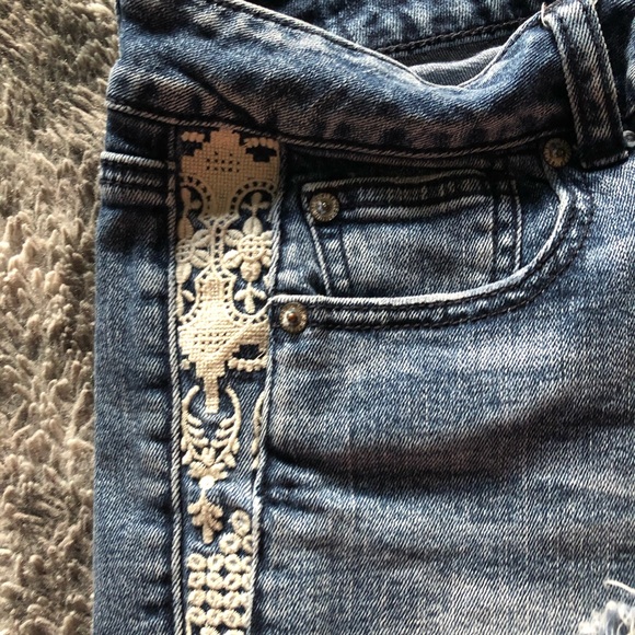 AE Shorts - Picture 2 of 4